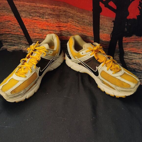 Nike Air Zoom Vomero 5 University Gold Mens Sneakers Size 9.5 main image 5